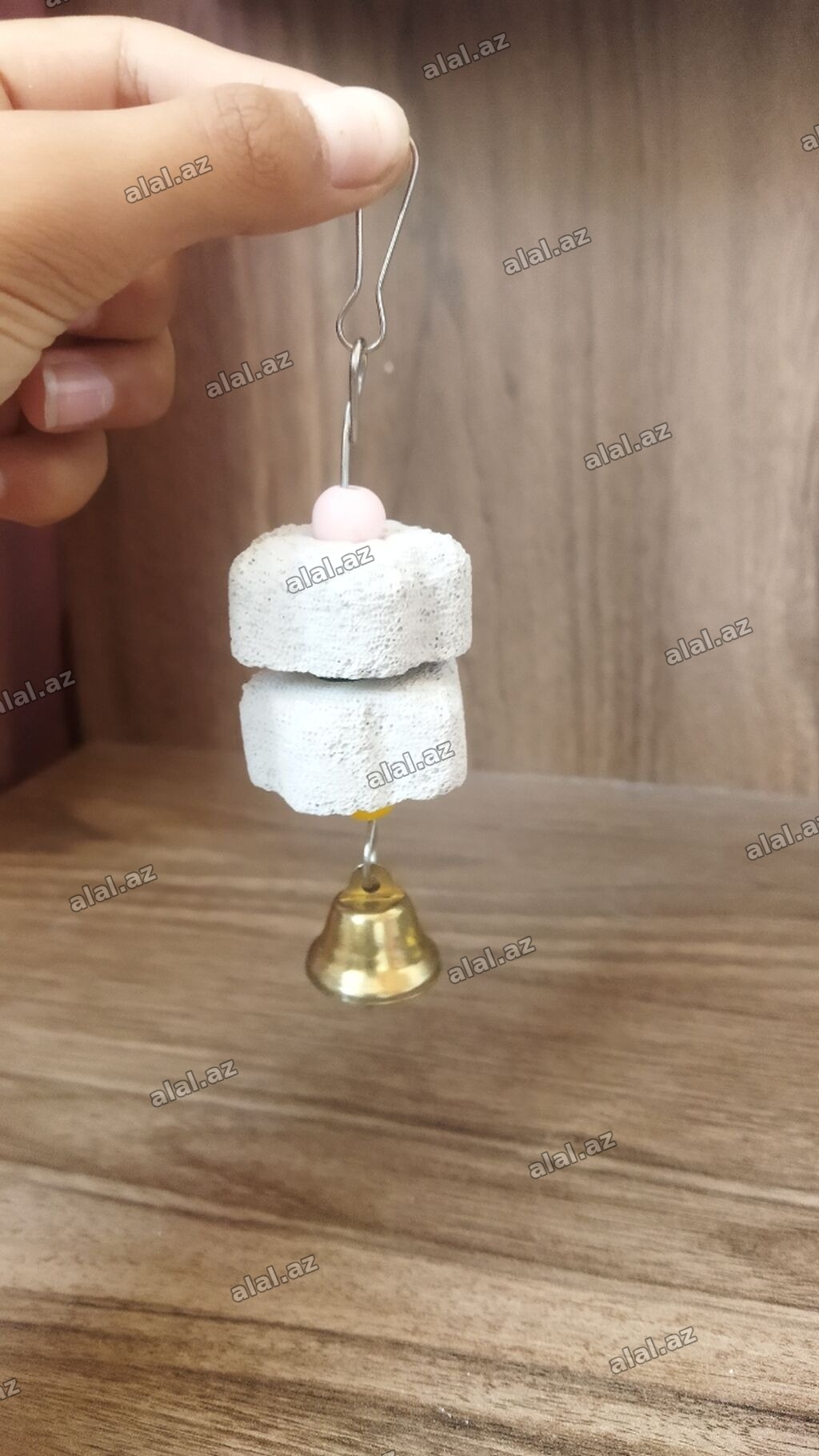 Məhsul: Qəfəs üçün asma quş oyuncağı – mineral daşlı və zəngli
