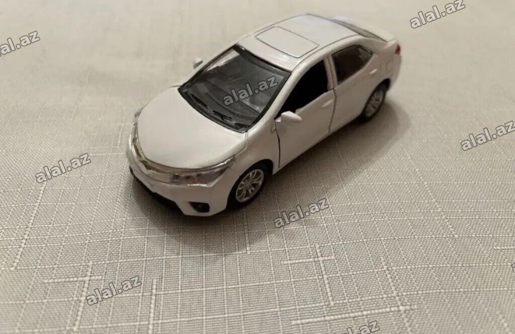 Miqyaslı oyuncaq avtomobil – ağ rəngli sedan model - Realist dizayn