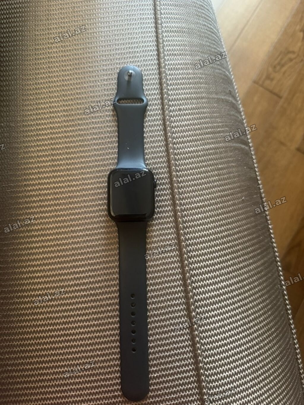 Apple Watch SE ağıllı saat, 44 mm ölçüdə. Korpus üzərində “Aluminum