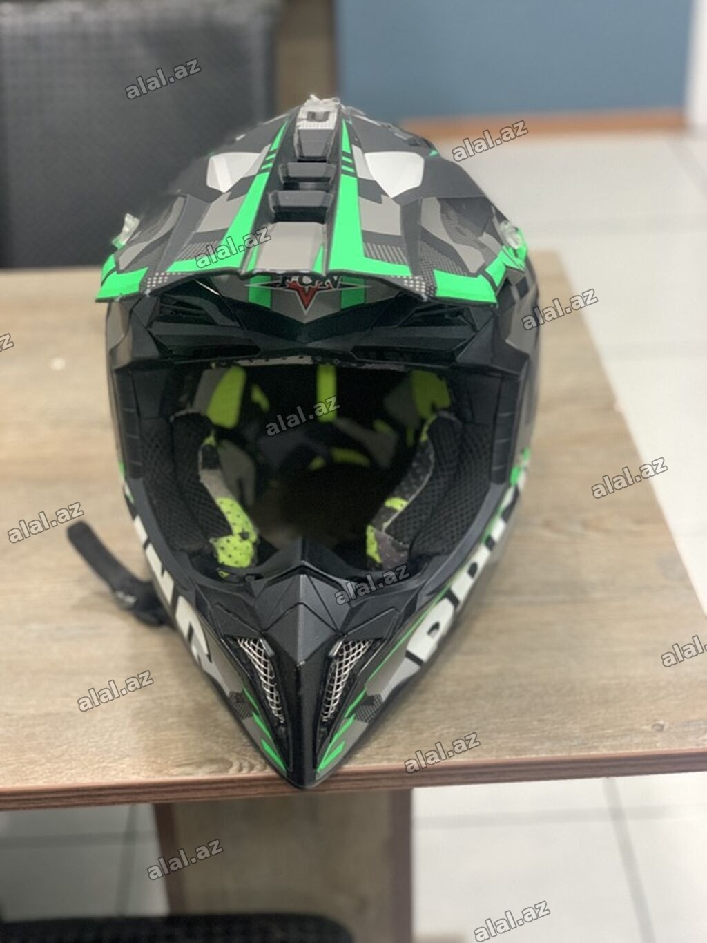 Motokros/enduro tipli qoruyucu dəbilqə - Rəng və dizayn: qara-yaşıl