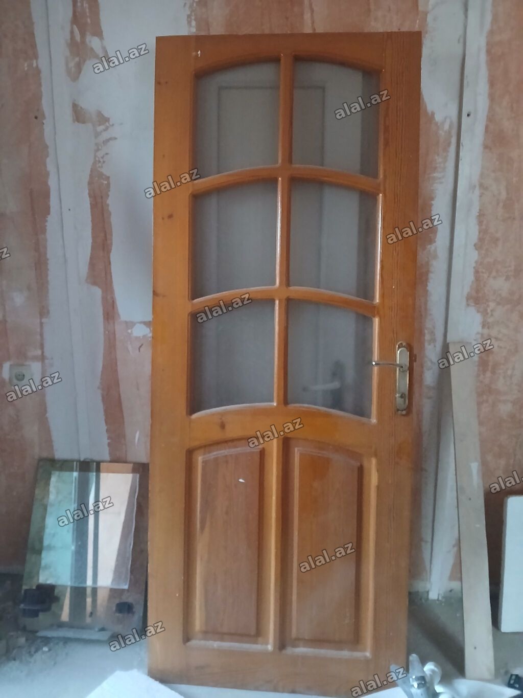 Fındıq ağacından hazırlanıb.Çoox keyfiyyətli qapılardı, bu qapıdan 3