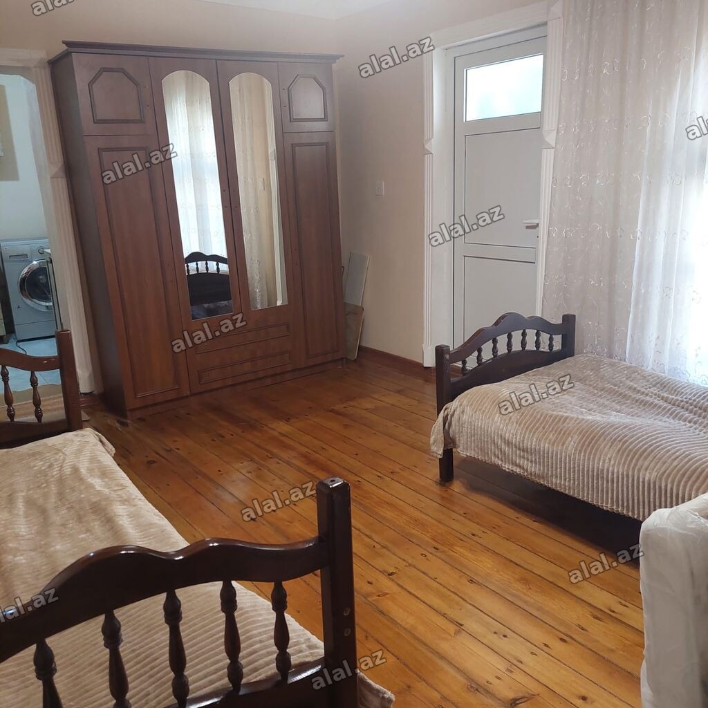 Kirayə üçün həyət evi Ev Gəncədə, şəhərin mərkəzində Qala Hotelin