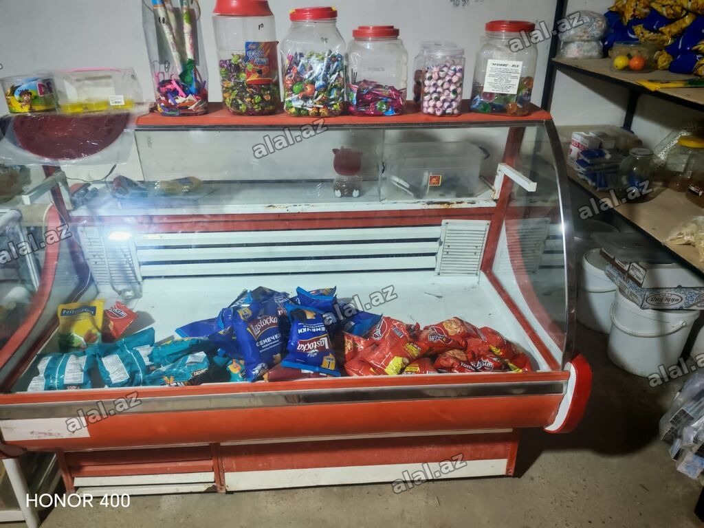Soyuducu vitrin – qəlibli şüşəli, ön açılı servis vitrinidir