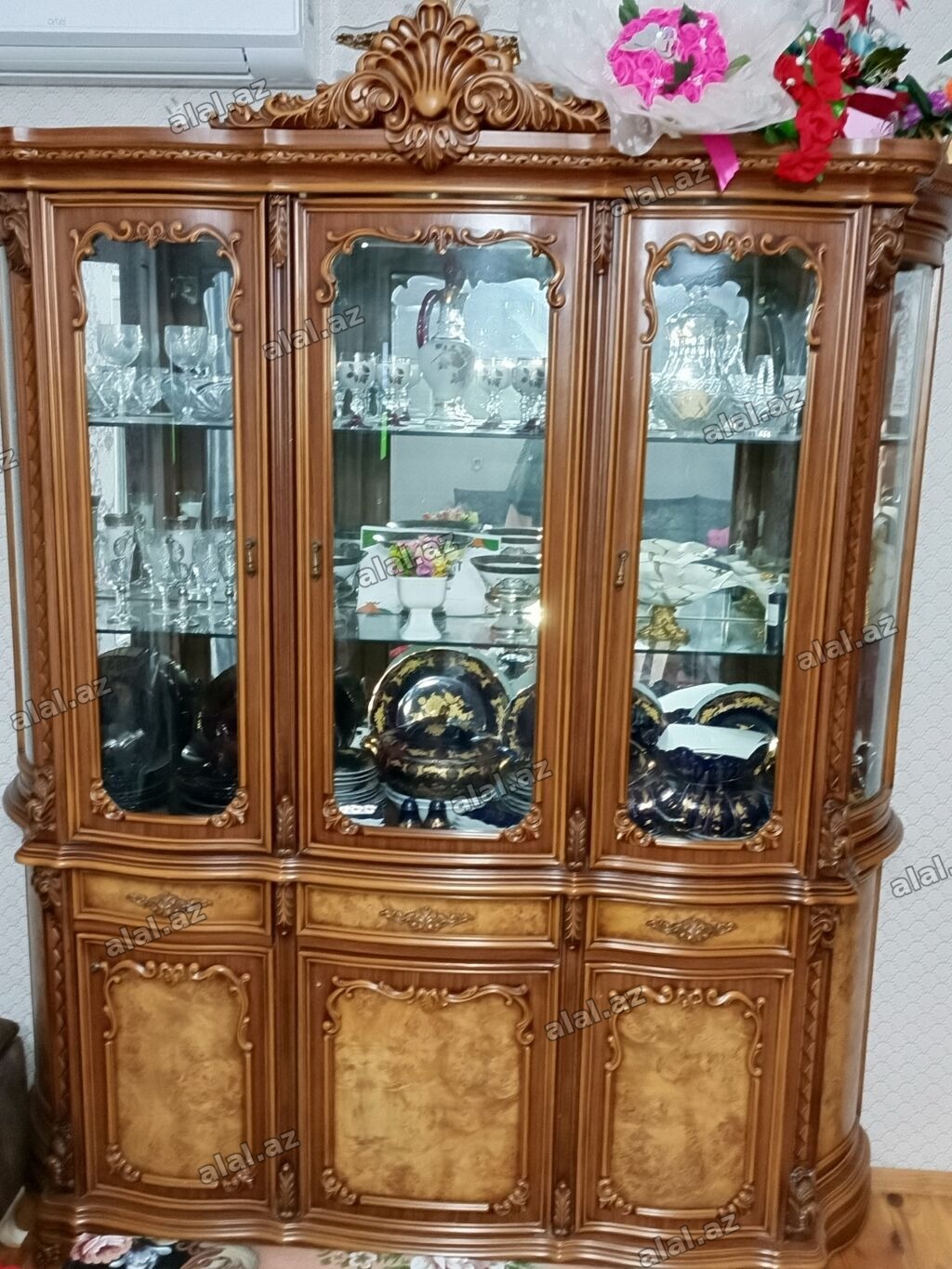 Klassik üslubda vitrin-bufet - Material: massiv ağac və təbii faner