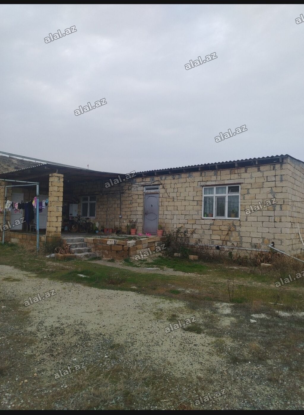 Həyət evi satılır - Təməli kürsülü, daşdan tikili birmərtəbəli ev -