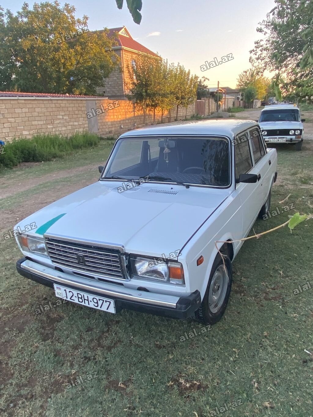 VAZ 2107 “Jiquli” – sedan, ağ rəng.⁸ - Kuzov: 4 qapı, klassik künclü