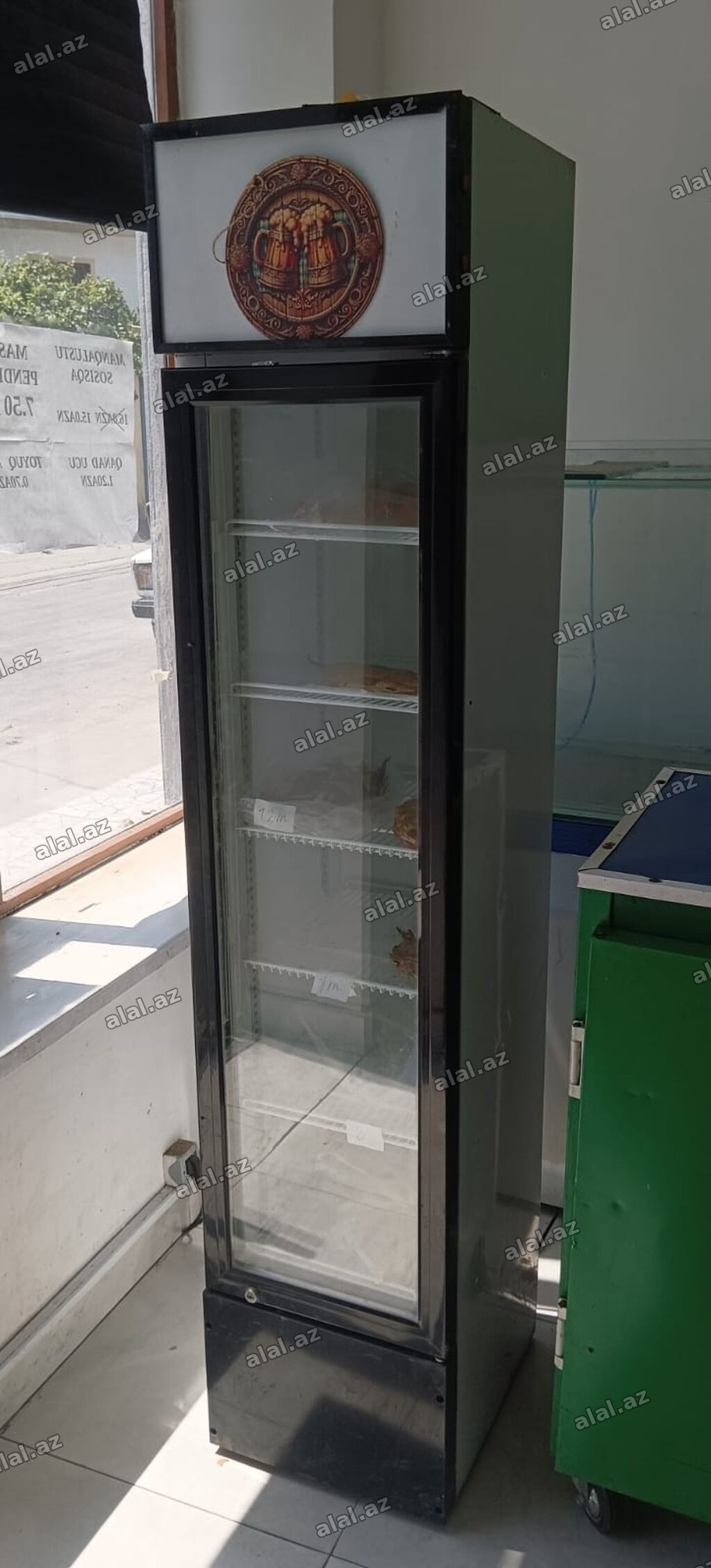 V Su vitrini 280 Azn. Tam işləkdir heç bir problemi yoxdur. Ünvan Yeni