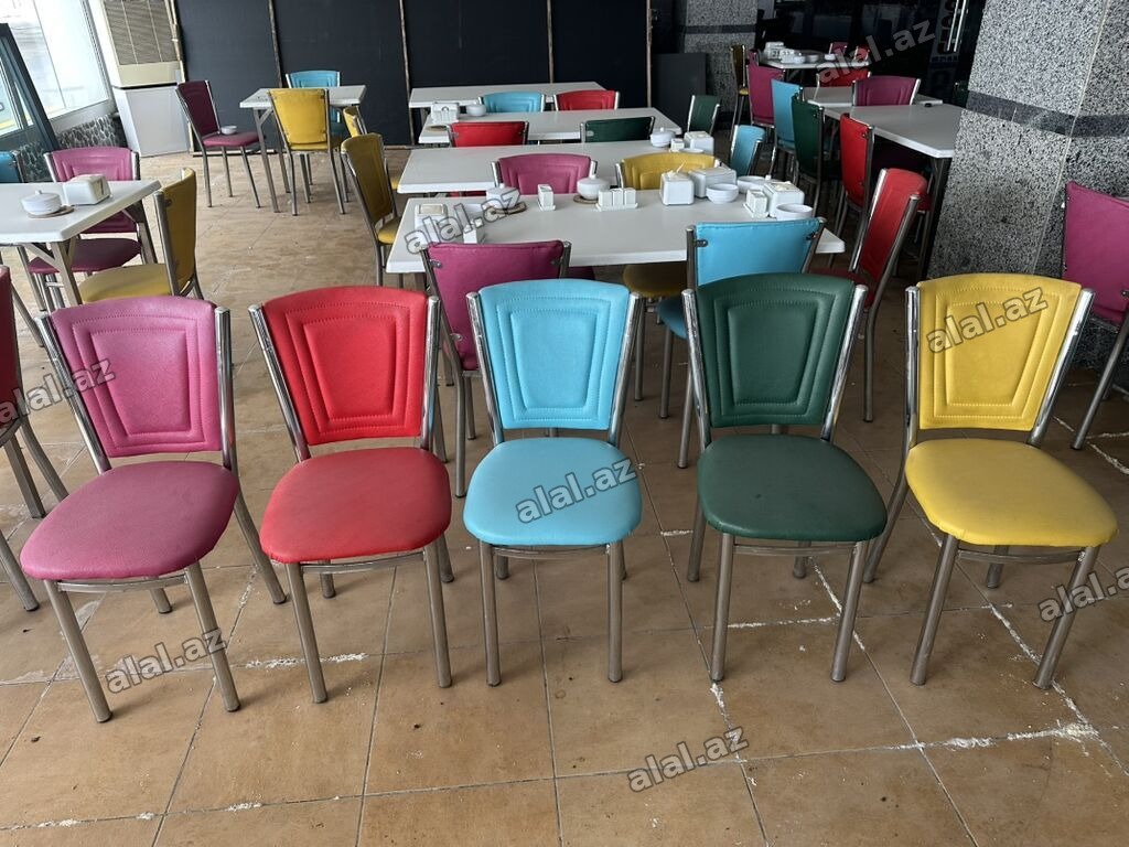 Rəngarəng dəri xrom metal karkaslı oturacaq stulları. Coxlu sayda