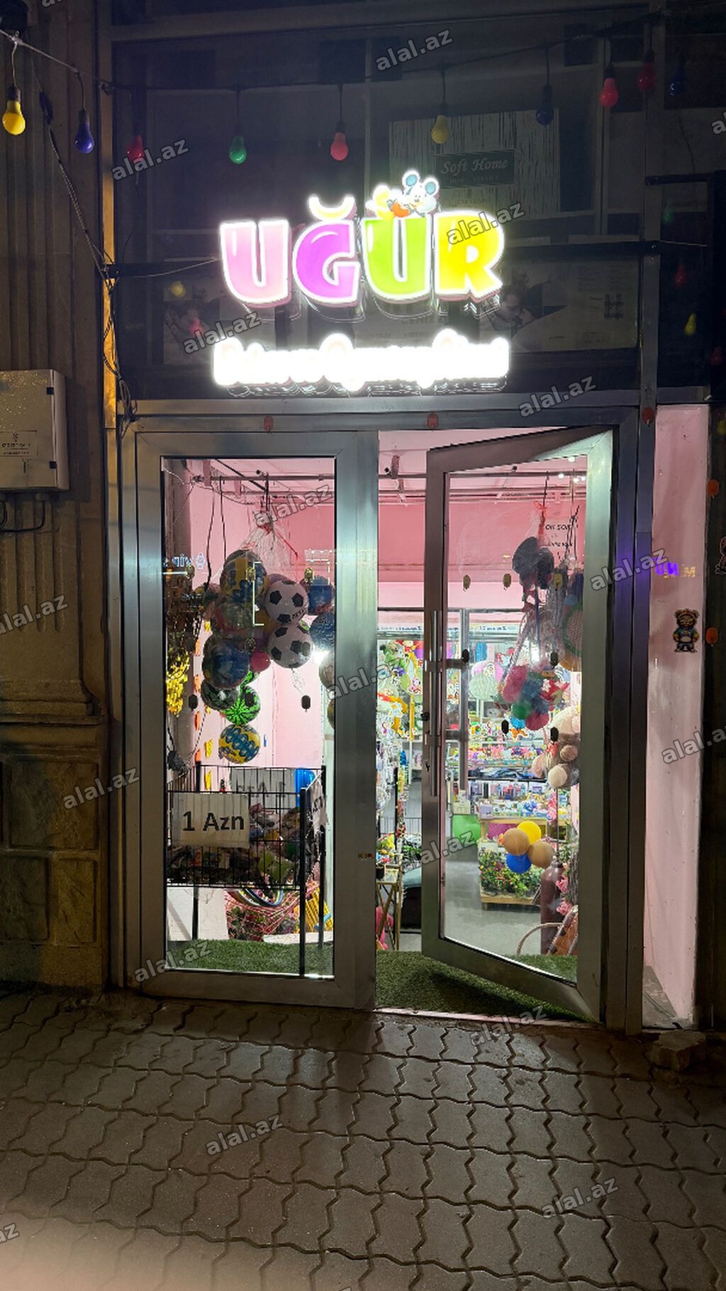 Oyuncaq və dekor aksessuar hediyelik magazasidi hal hazirda işləkdir