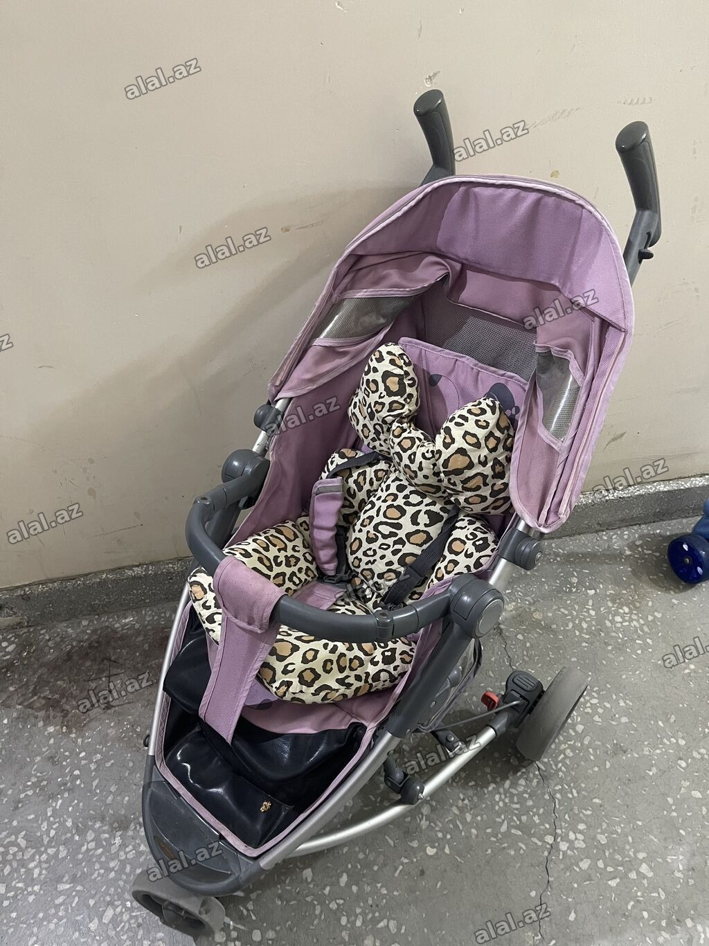 Uşaq arabası – tünd bənövşəyi rəngdə, leopard naxışlı yumşaq oturacaq