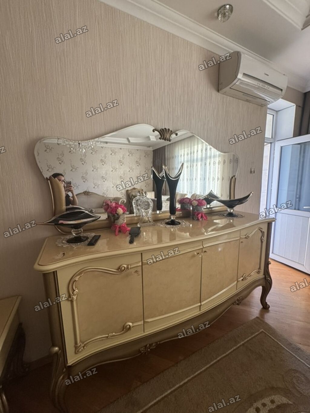 Klassik üslubda qonaq otağı mebel dəsti Tərkib: - Böyük konsol güzgü