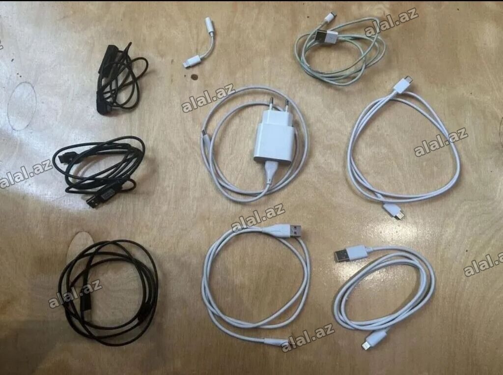 Telefon və elektronika aksesuarları dəsti Tərkib: - Divar adaptoru