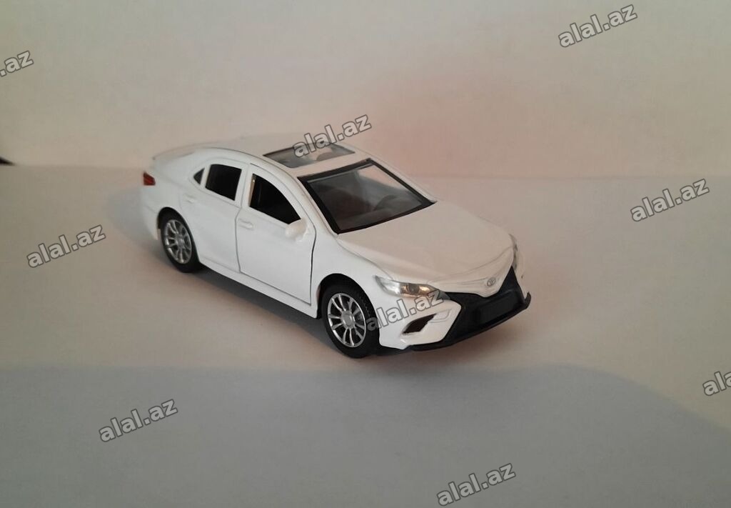 Ağ rəngli sedan tipli oyuncaq model avtomobil - Korpus: metal və