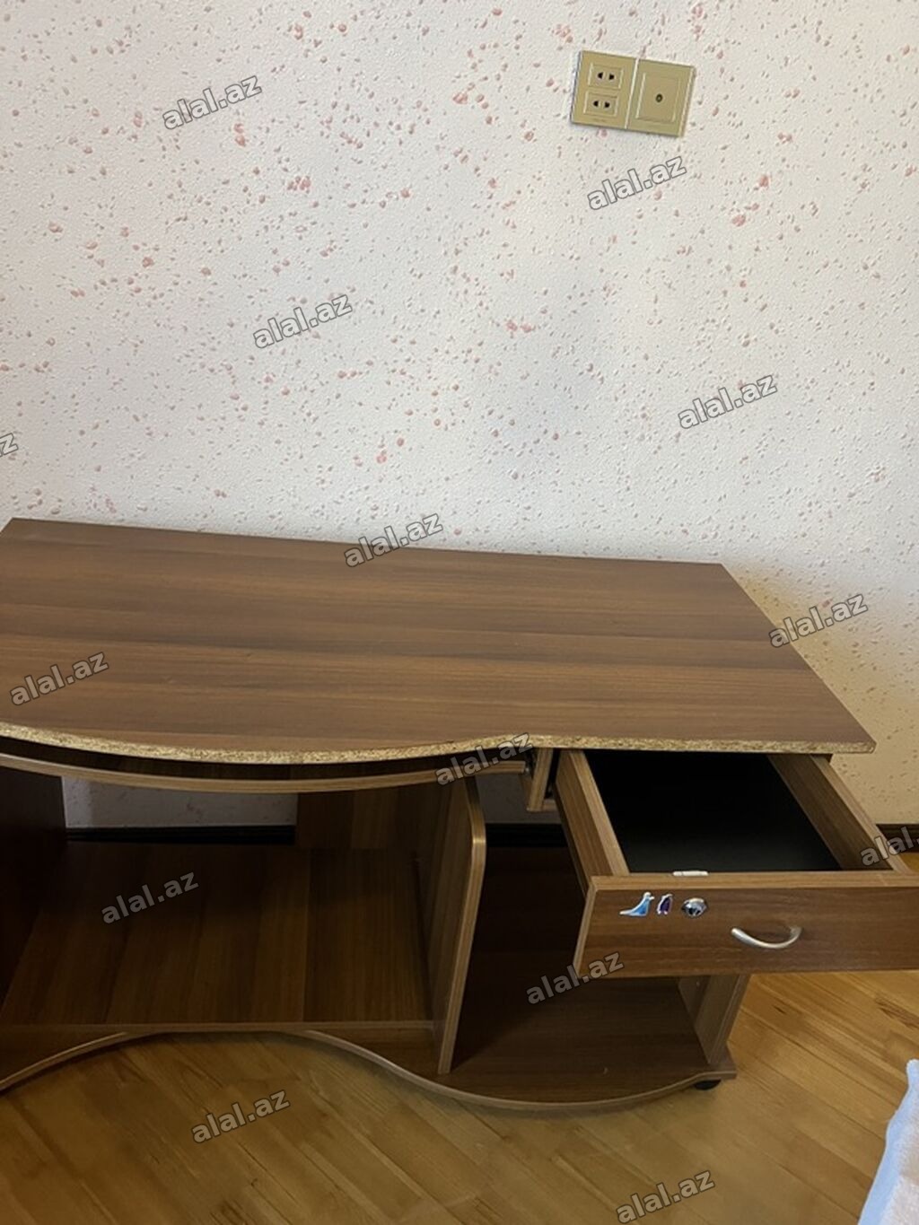 Düz masa, Polkalı, Siyirməli, Teksturalı laminat