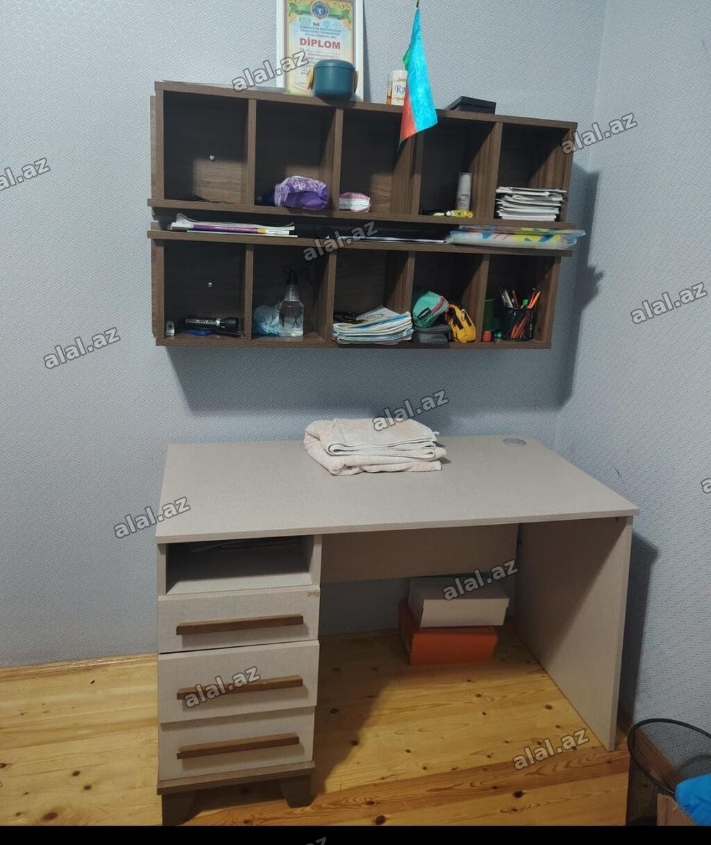 Yazi masasi satilir. Fabrik malidi. *Qiymeti 120 Azn.* Unvan