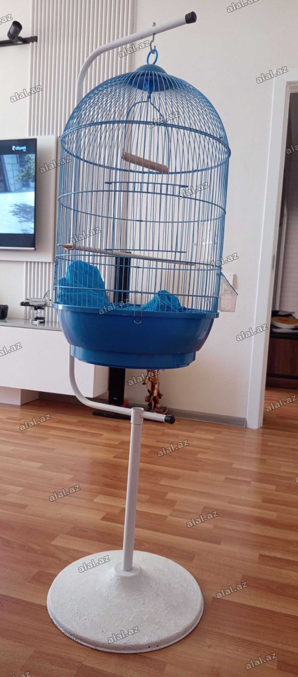 Qəfəs və qəfəs altlığı birlikdə satılır. Yem qabı,su qabı və kənarına