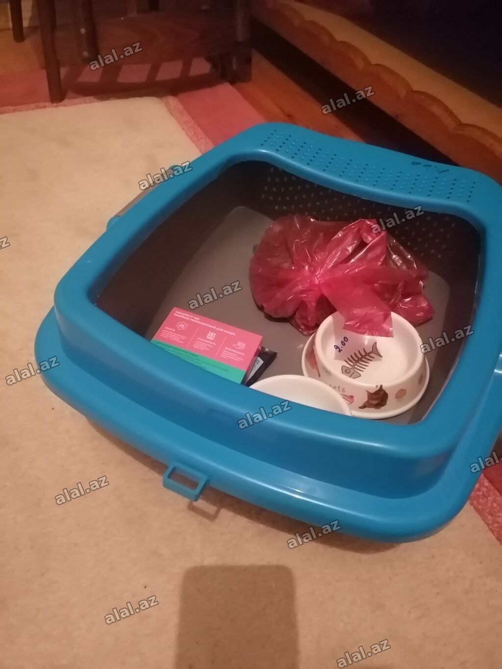 Salam. Almışam böyük olduğuna satıram.Yemek ve su qabısı da