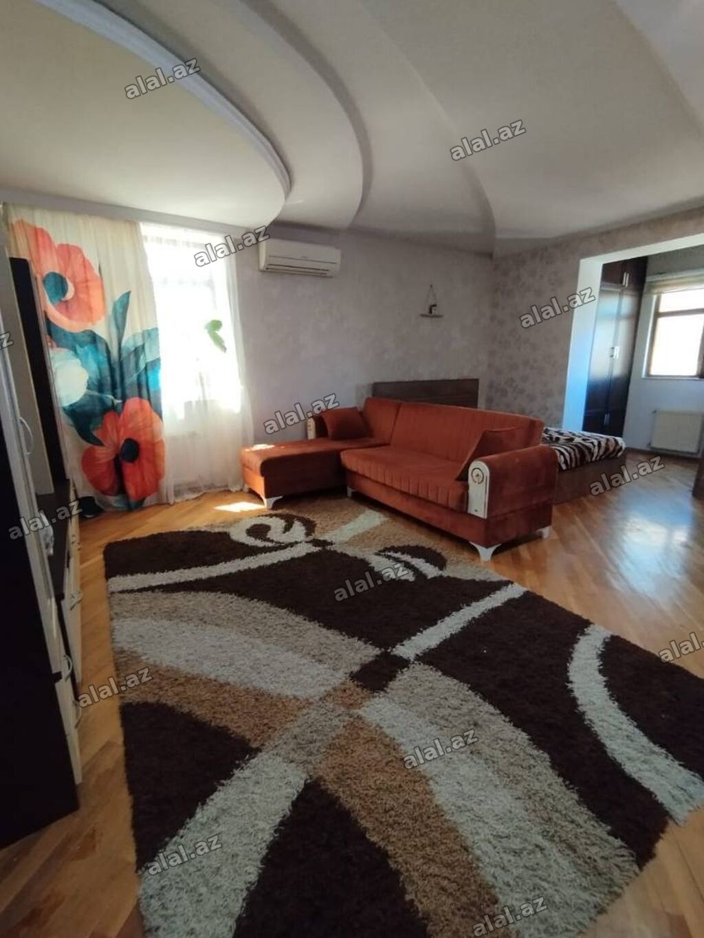 Mərdəkanda, məhkəmə ilə uzbə uz binada 1 otaqlı yeni təmirli və