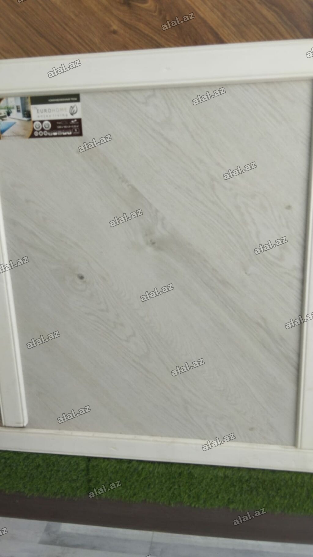 EUROHOME laminat döşəmə – açıq boz/çəhrayı tonlarda ağac damarlı
