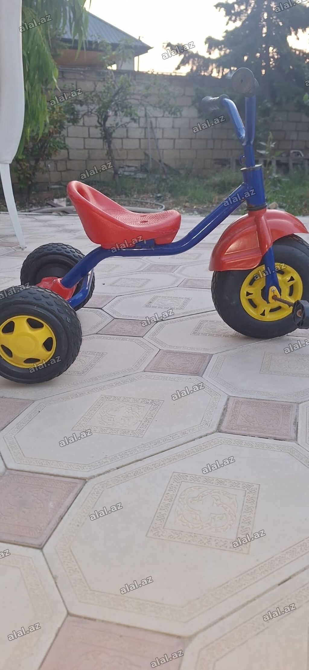 Uşaq üçtəkərli velosiped - Konstruksiya: möhkəm metal gövdə, ön