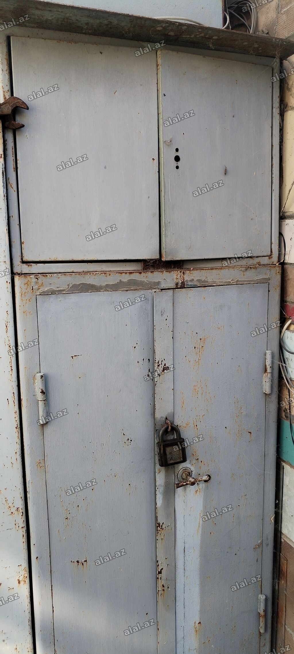 Metall şkaf – iki hissəli, üst bloklu - Material: qalın poladdan