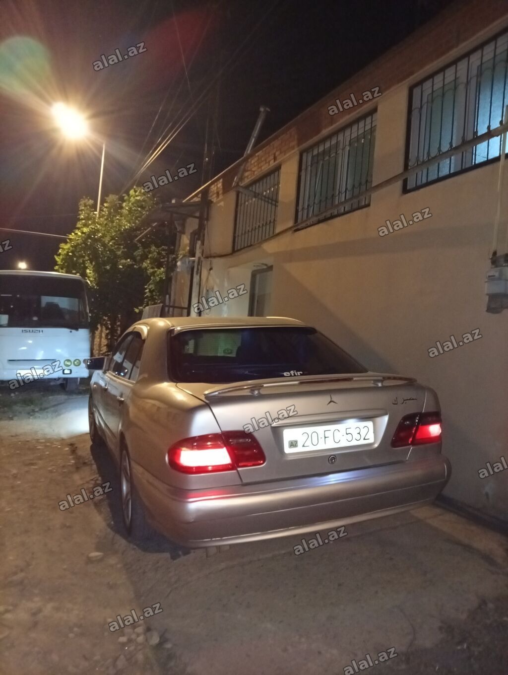 Mercedes-Benz E‑Class W210 sedan - Gövdə: 4 qapılı sedan, gümüşü rəng