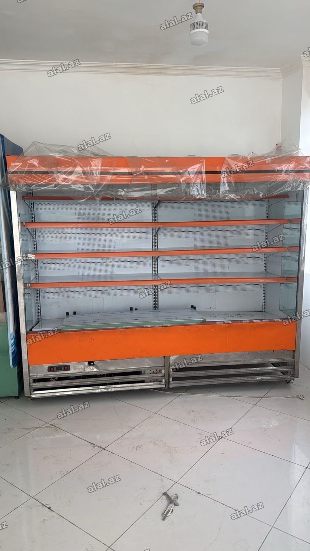 Südlük Vitrin soyuducu 1250 AZN Təcili satılır.ölçü.2.50 sm 0-faza ilə