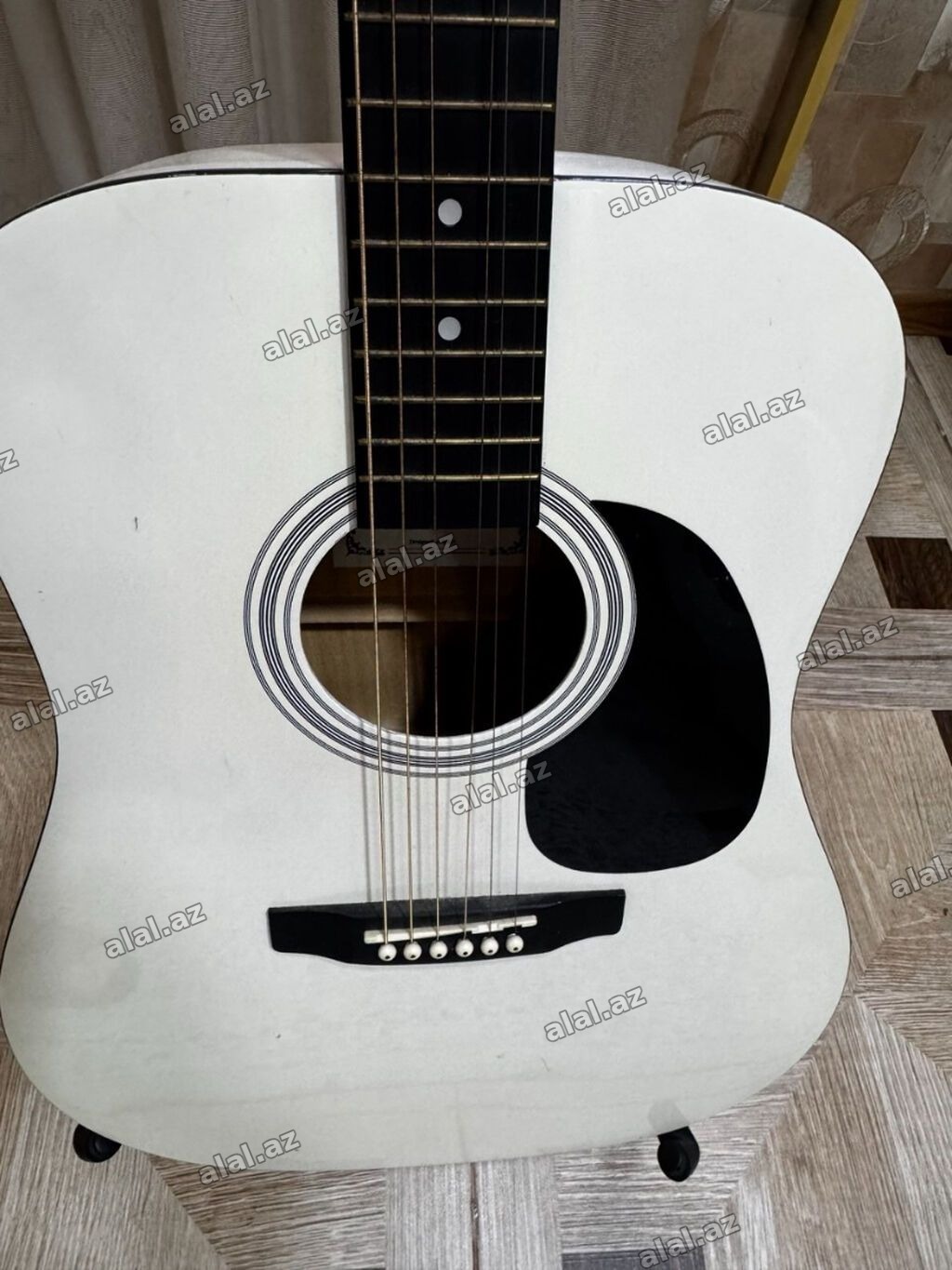 Rodriguez akustik gitar - Korpus: dreadnought ölçülü, ağ rəngli