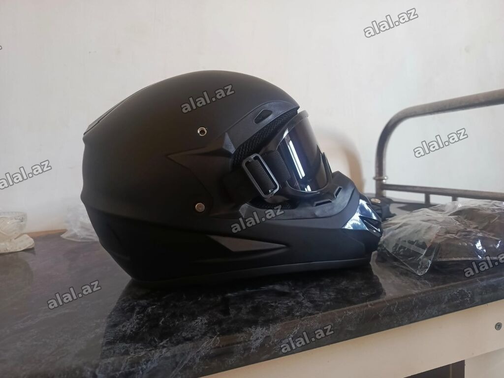 Motorsiklet kaskı – tam üzlü, mat qara rəng Xüsusiyyətlər: - Tam üzlü