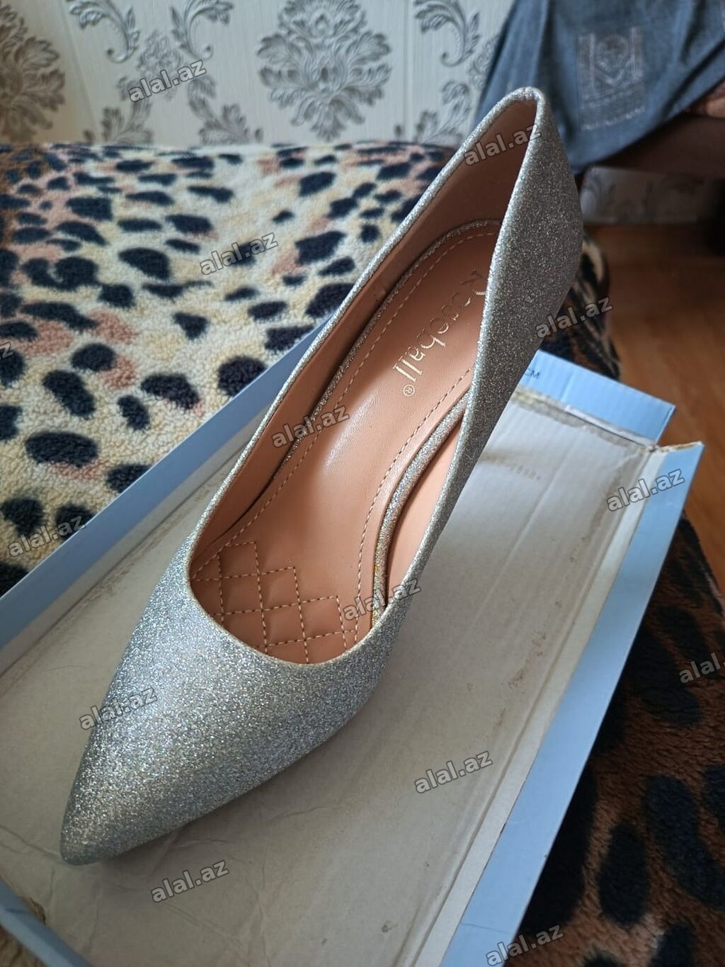 Gümüşü rəngli, parıltılı qadın tuflisi - Model: klassik “pointed toe”