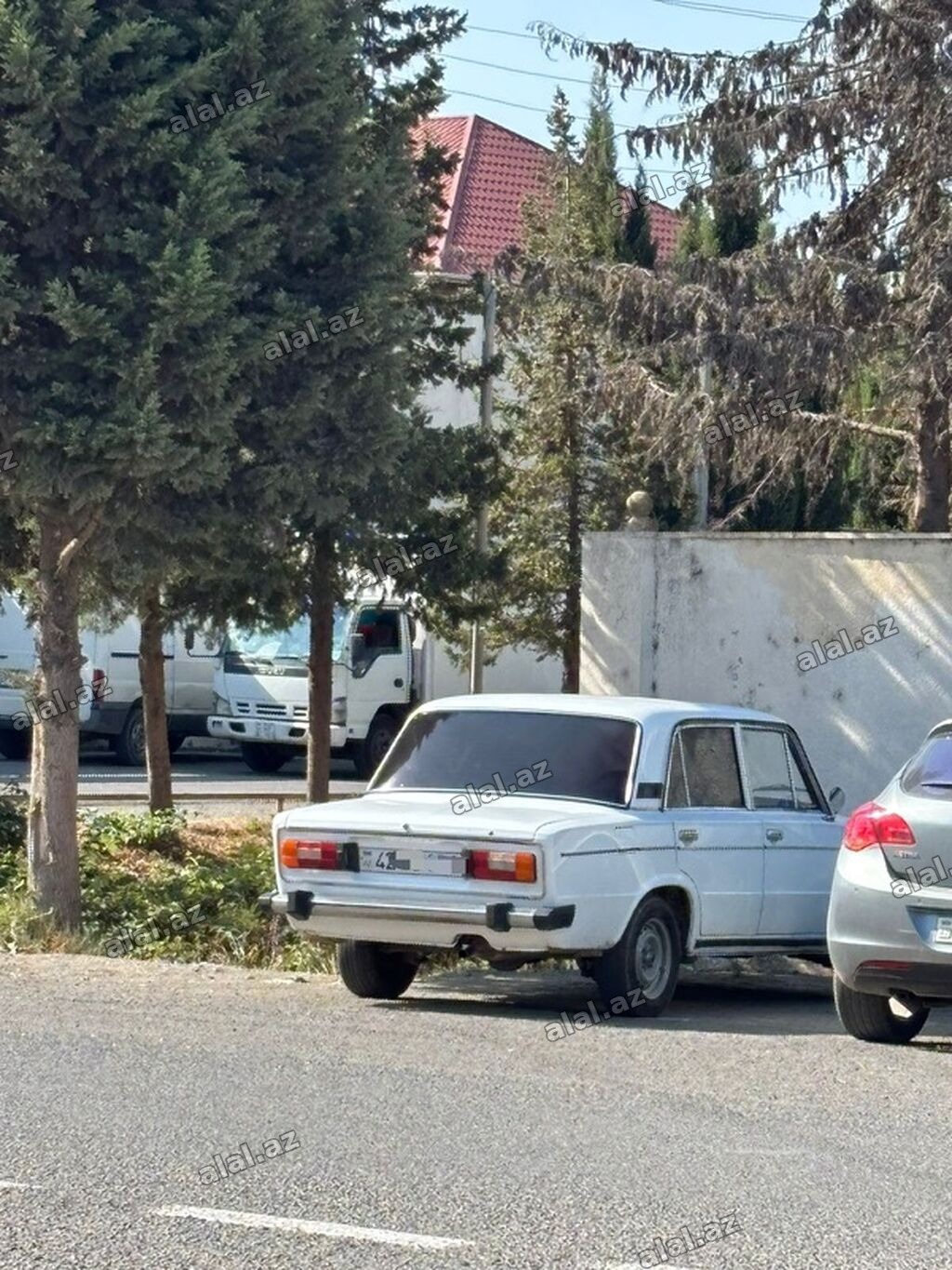 VAZ 2106 sedan – klassik ağ rəngdə, 4 qapılı, arxa ötürücülü