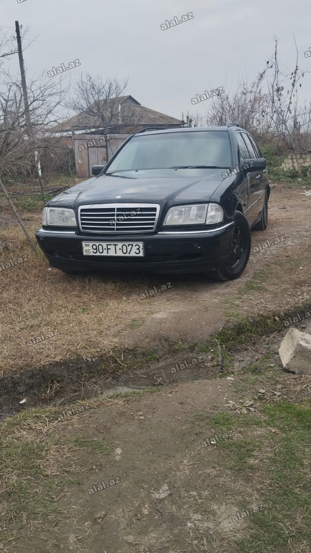 Mercedes-Benz C-Class Universal (W202) – qara rəngdə, nömrə 90-FT-073