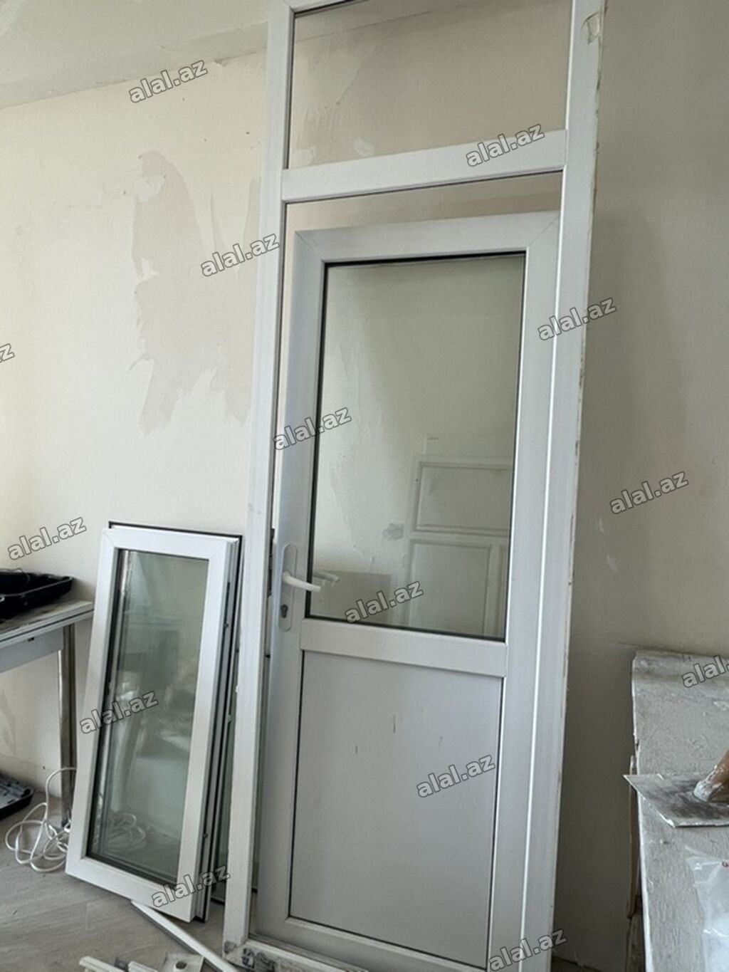 PVC profil şüşəli qapı və üst fanlı panel
247/79