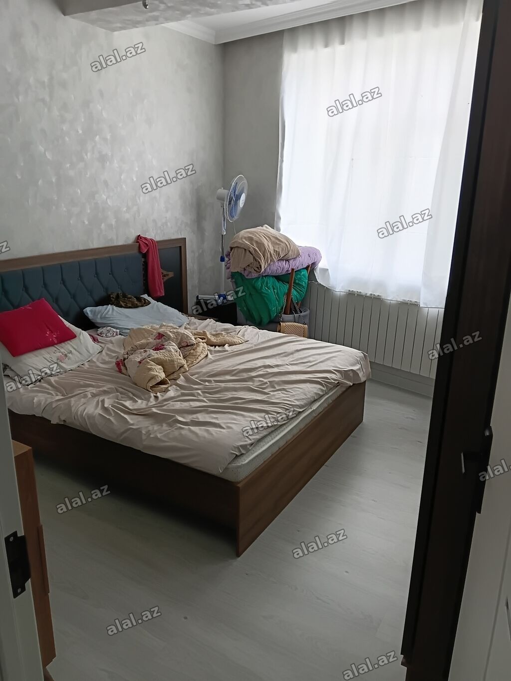 Ev sarayda yerləşir. Mənzildə konditsaner, kombi sistemi, otaqlarda
