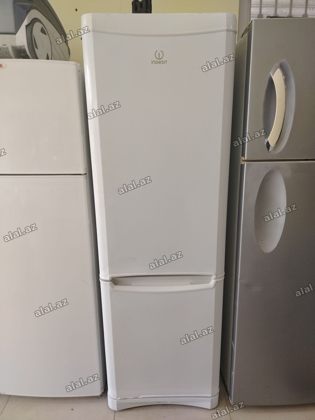 İşlənmiş 2 qapılı Indesit Soyuducu Satılır, rəng - Ağ, Təkərli