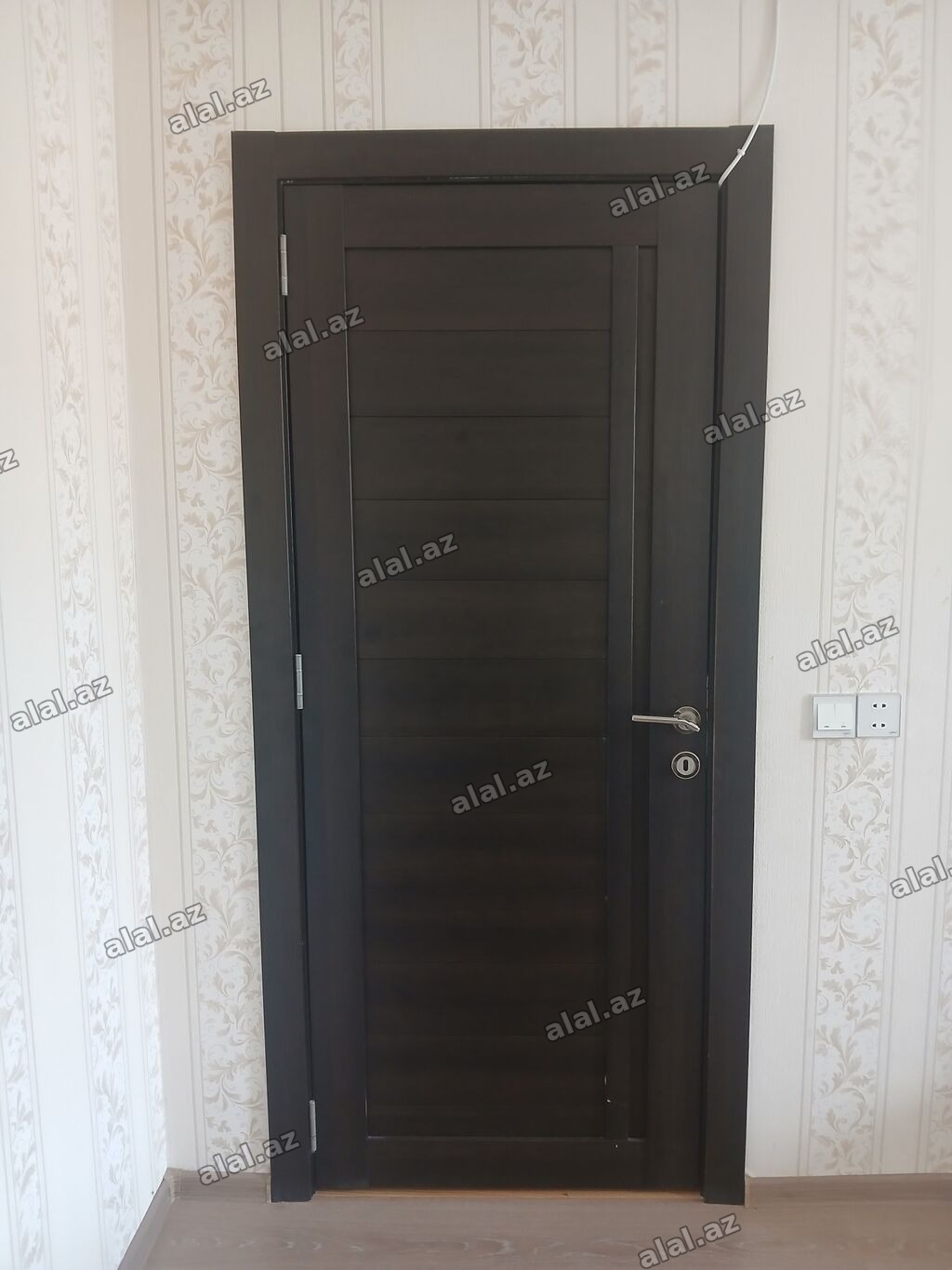Daxili otaq qapısı – tünd qəhvəyi rəngdə, müasir minimal dizayn. -