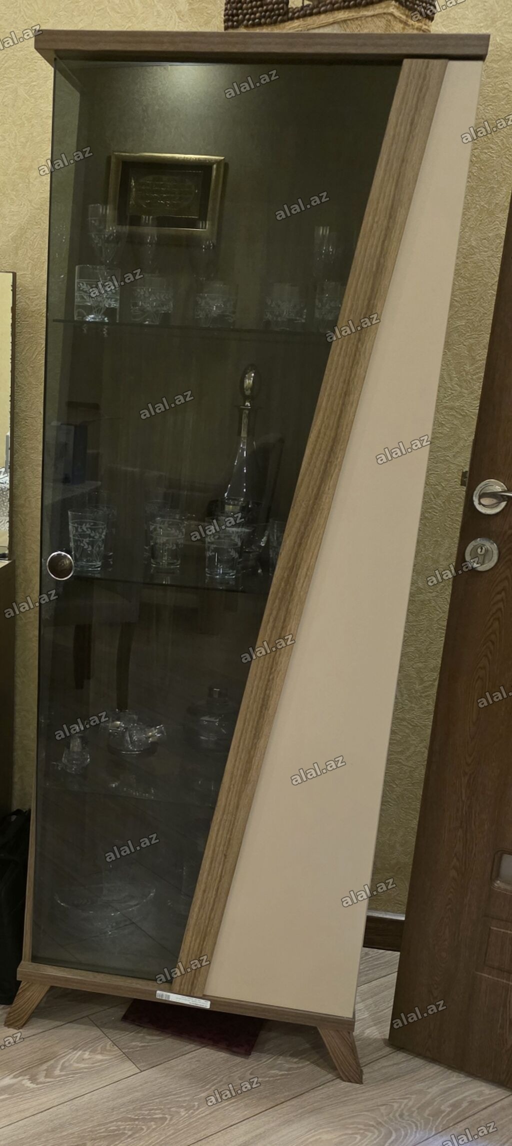 Şüşə vitrin şkaf - Dizayn: Asimmetrik ön panel, tünd şüşə qapı və