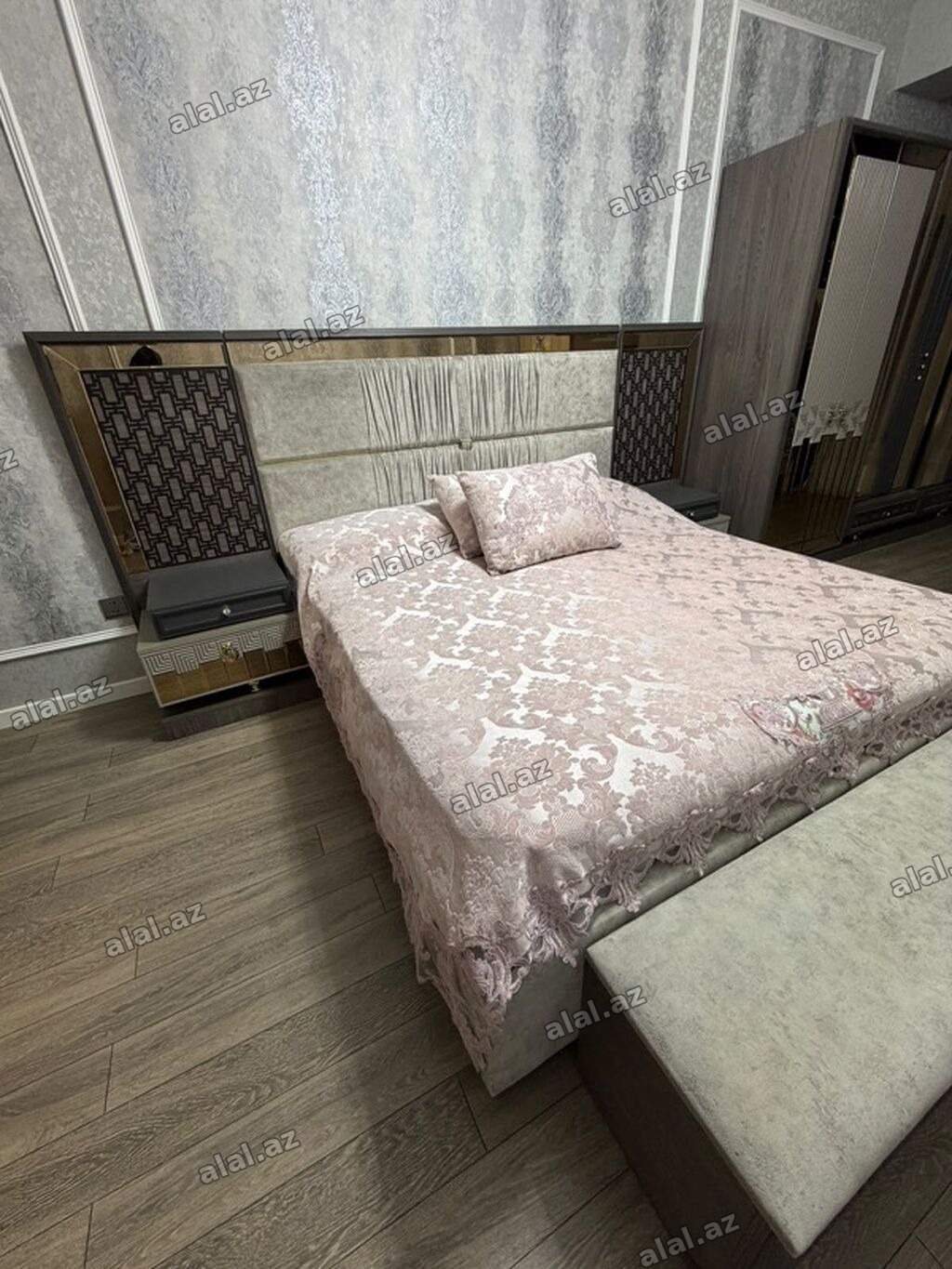 Yataq otağı mebel dəsti Tərkibi: - Çarpayı: yumşaq, parça başlıqla;