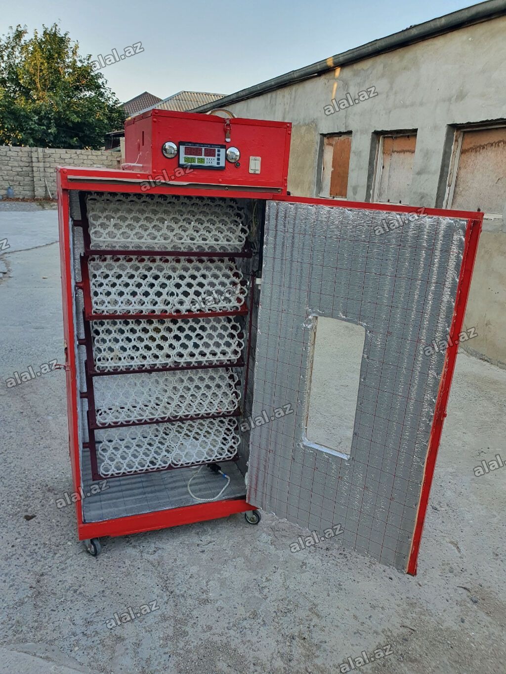 Yeni inkubatordur. Ümumi 840 yumurta tutumu var. Fermer təsərrüfatı və