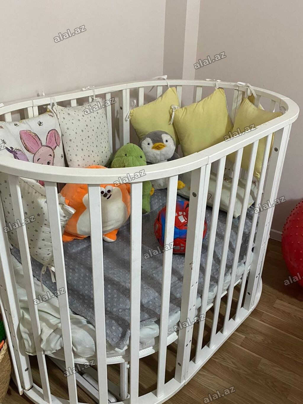 Uşaq yataq,istifade olunub,normal veziyyetdedir