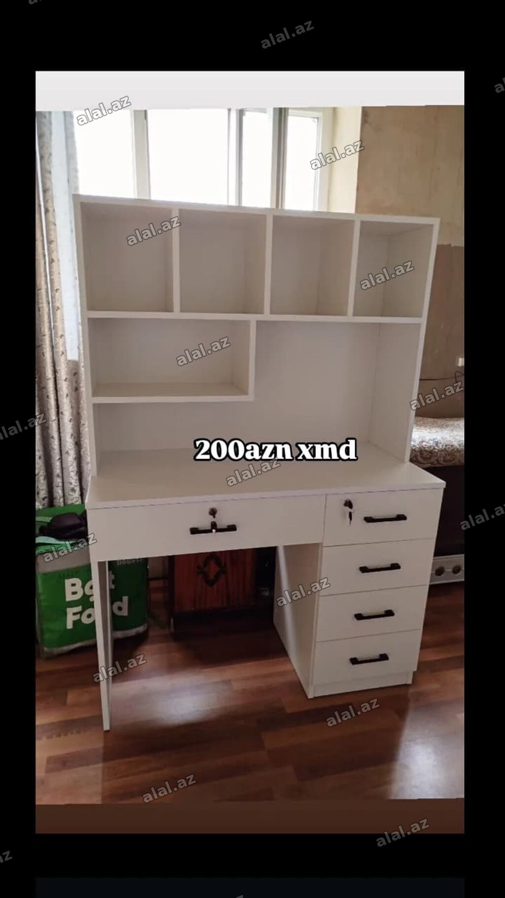 Ağ rəngdə iş/oxu masası və üst rəfli modul. Xüsusiyyətlər: - Geniş iş