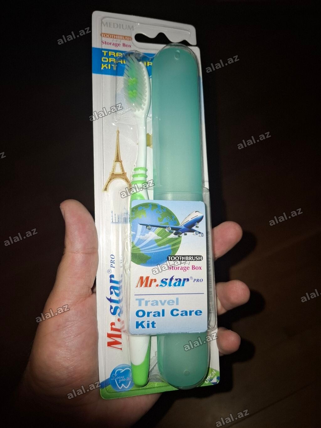 Səyahət ağız baxımı dəsti bir diş fırçası və onun qabından ibarətdir