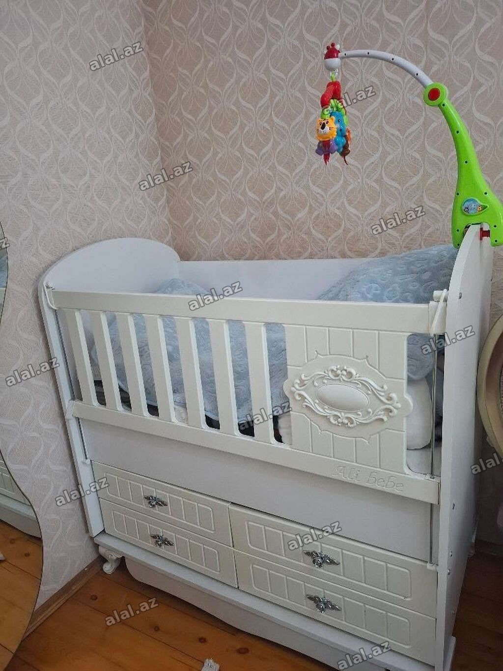 Kravat 60 azn tecili satilir matras var oyuncaq da üzərində hədiyyə