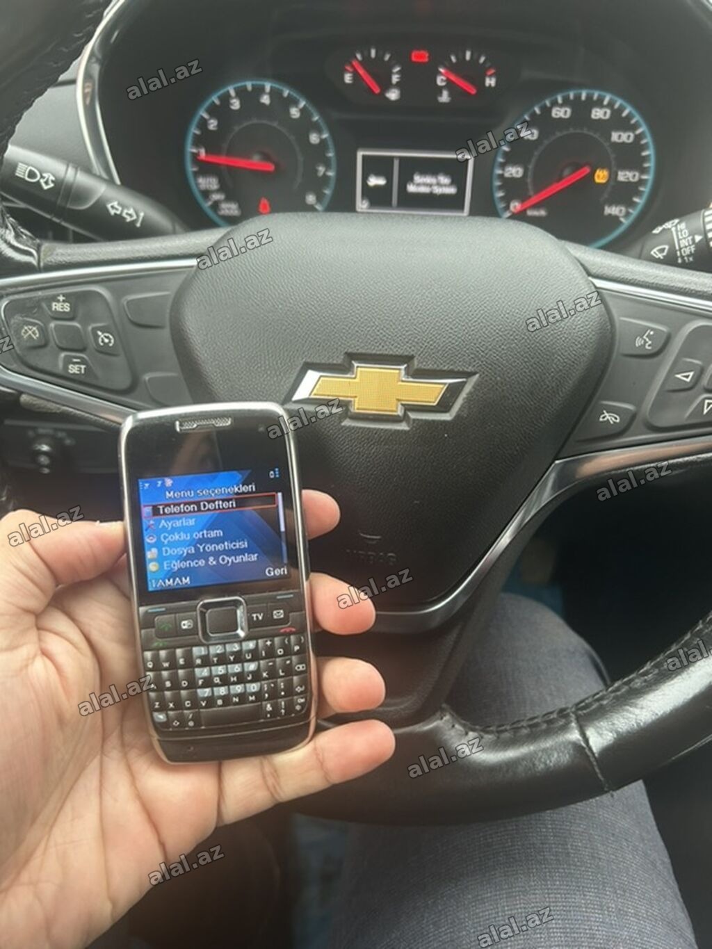 QWERTY klaviaturalı klassik düyməli telefon Xüsusiyyətlər: - Tam sıra