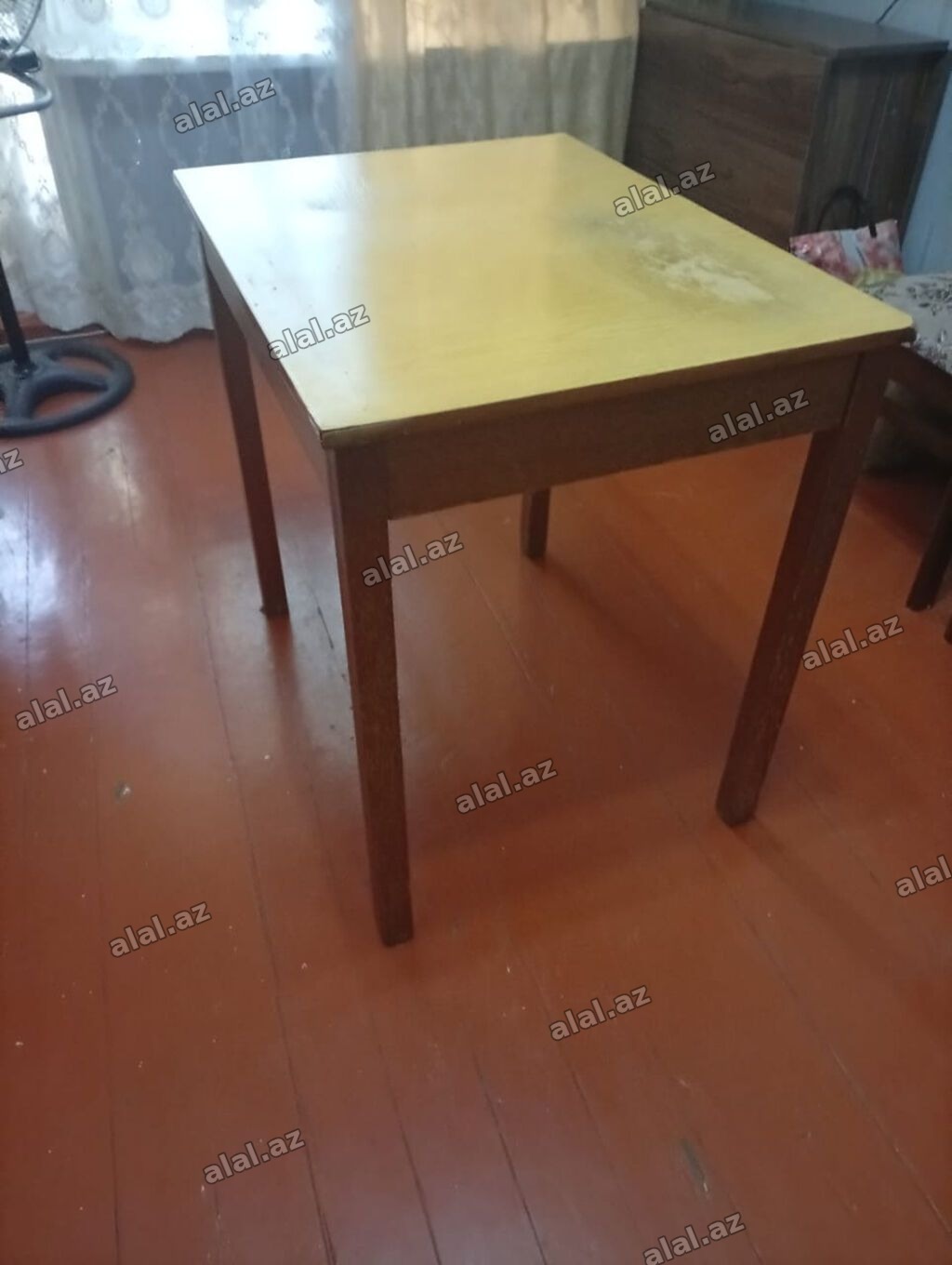 Ayaqları açılıb bağlanan stol vəziyyəti normal üst hissəsinin bəzi