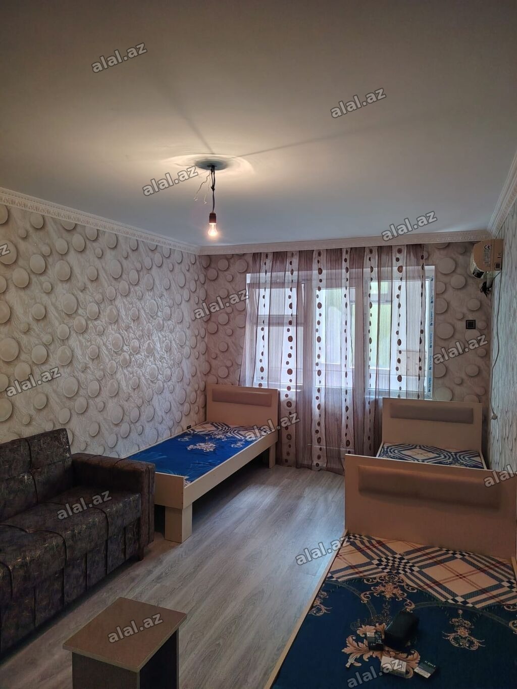 Geniş və işıqlı otaq kirayə üçün təqdim olunur. Xüsusiyyətlər: - 1
