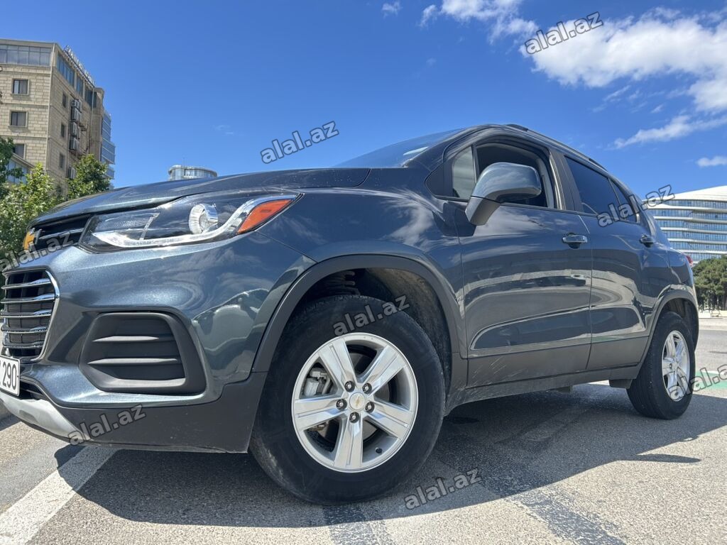 Chevrolet Trax kompakt krossover. Tünd boz rəngli кузов, 5 qapılı SUV