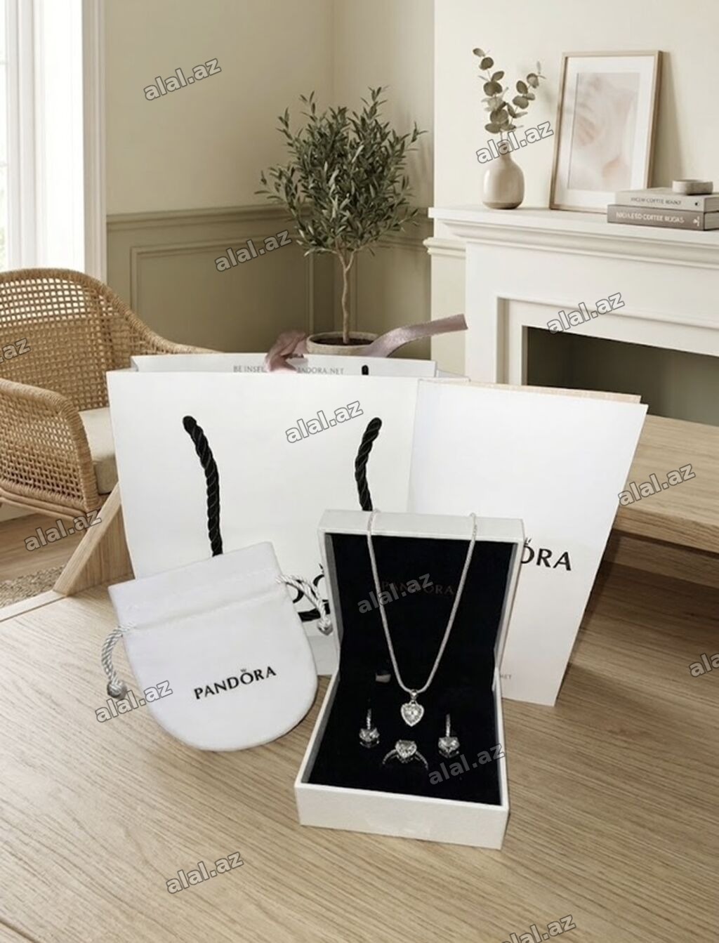 Dəstə daxildir: Üzük, Sırğa, Boyunbağı, Pandora