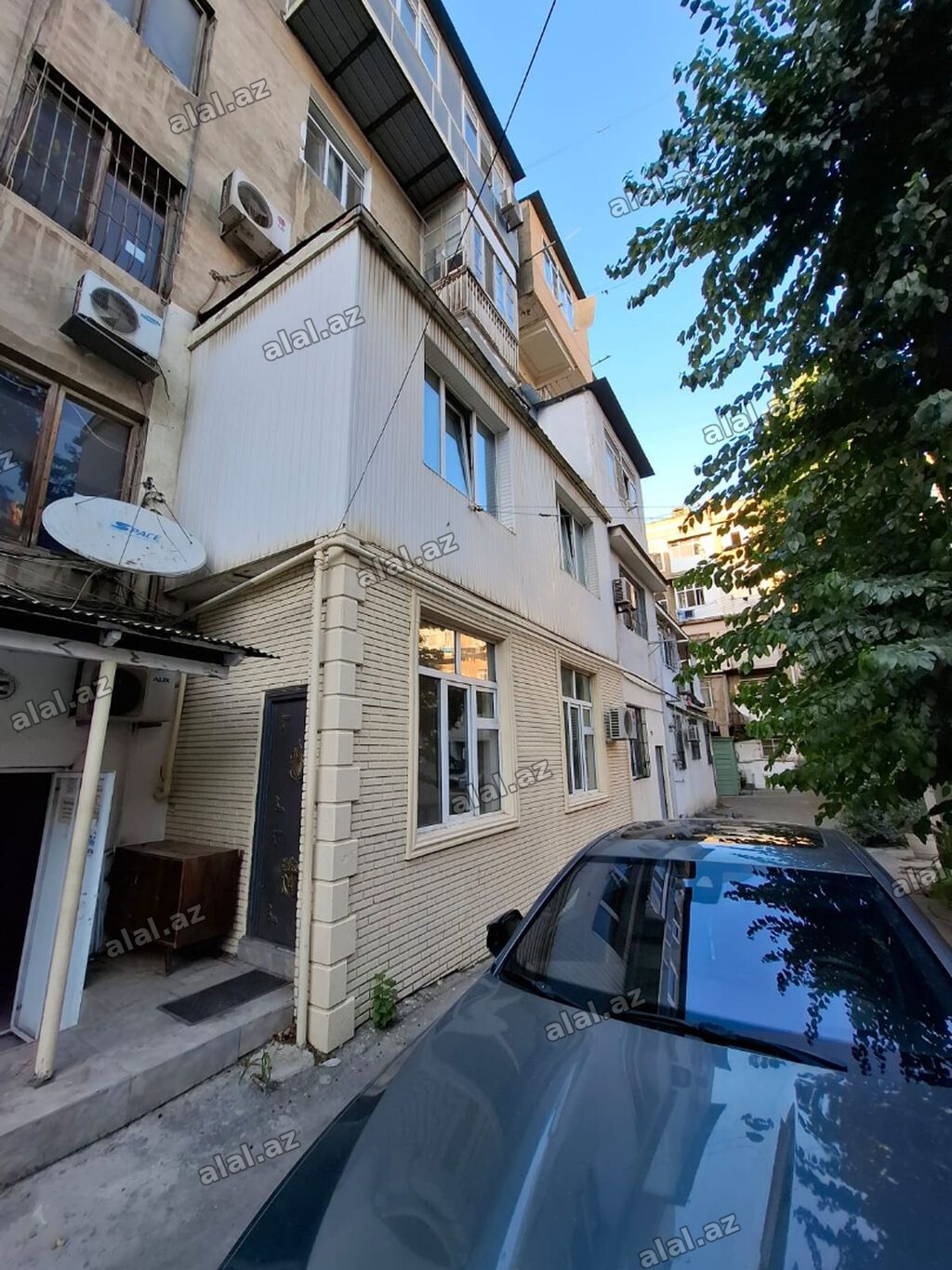 Merkezde. Elmler metrosunun duz cixisinda,Huseyn Cavid praspektinde