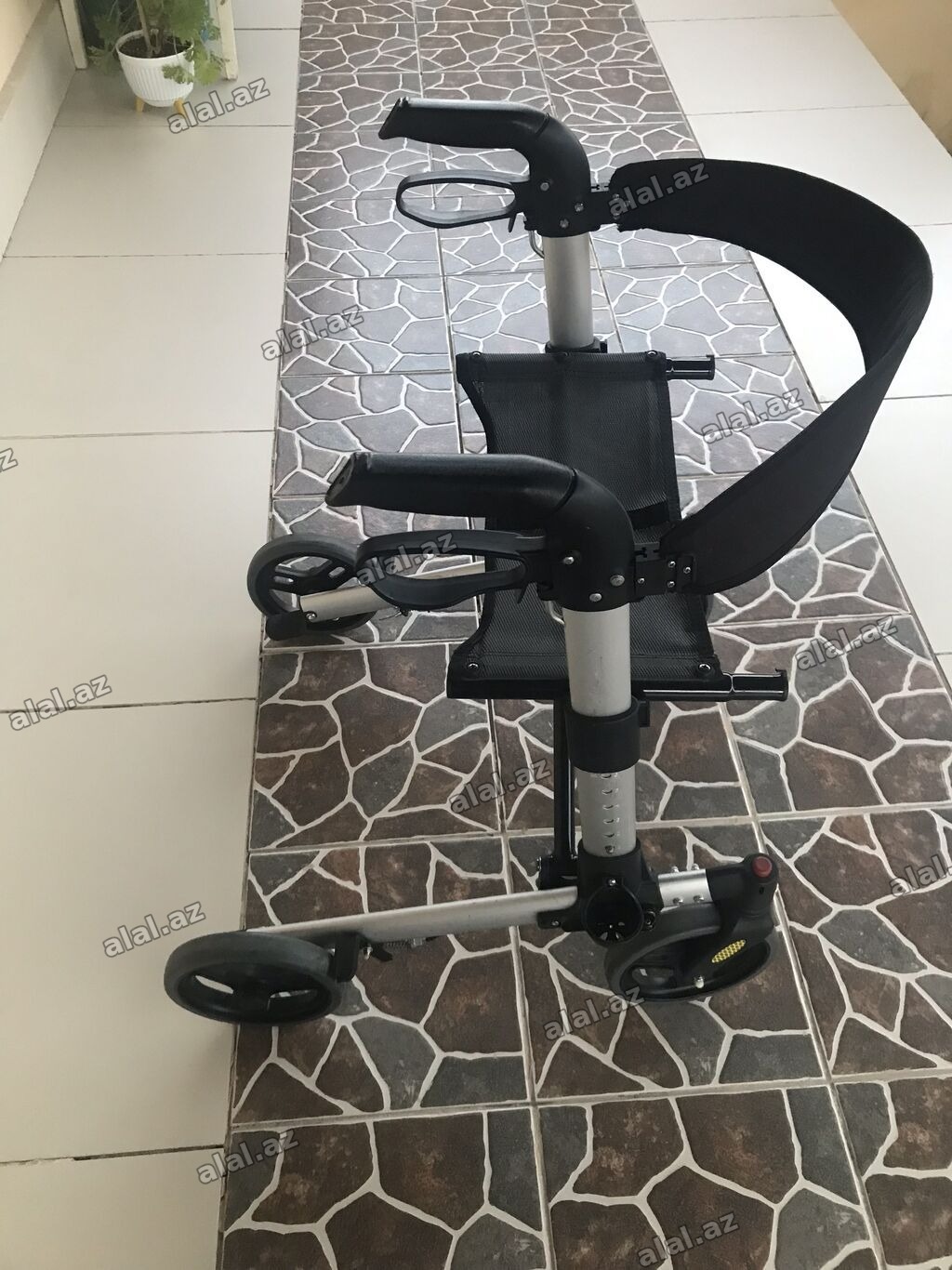 Almanyadan gətirilimiş çox az işlənmiş Rollator. 360 % dönmə
